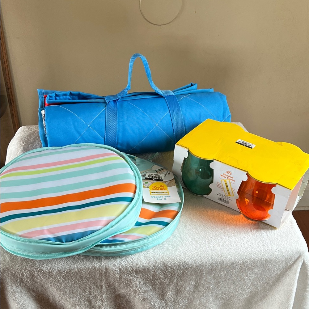 Picnic / Beach stuff. Blanket, picnic for two sets and drinkware